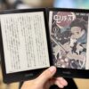 私がおすすめするKindle端末を2つ持っている様子