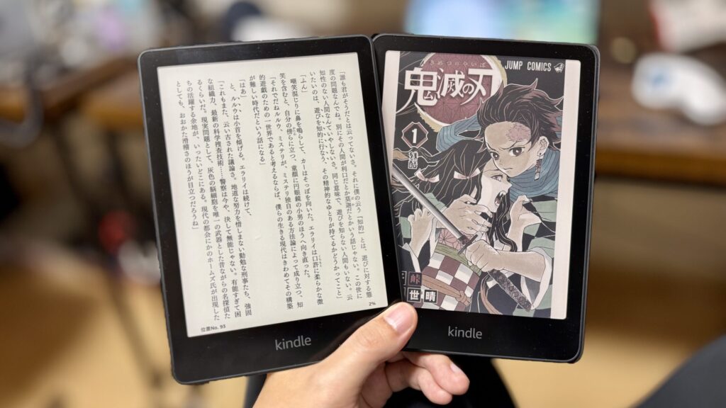 私がおすすめするKindle端末を2つ持っている様子