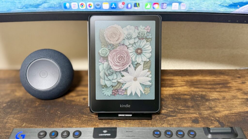 Kindle Colorsoftをデスクの上に配置してディスプレイしている様子