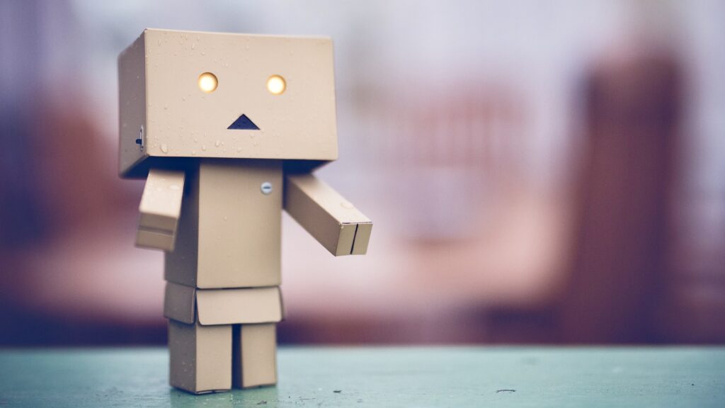 Amazonのお得情報を聞いているAmazon段ボールのキャラクター